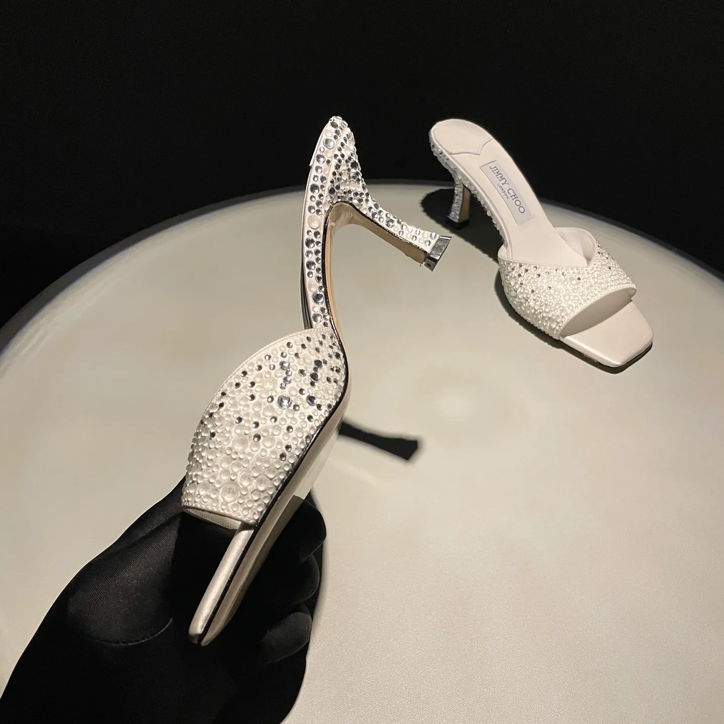 👟👟Ex-factory price 640👟👟 JIMMY CHOO A pair of high heels that can conquer all men👠Easy to wear and versatile, a must-have item for the annual meeting🥂Bilng Bilng is so beautiful that no one can breathe. Material: silk hot diamond gradient champagne color🍸Sheepskin lining Italian leather outsole 2 colors for sale: champagne white Size: 34-40 (41 42 43 (Customized)) Height 7cm, packed at the same time at the counter!